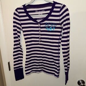 Women’s Y2K Mcbling Style Aeropostale Purple & White Graphic Henley Top